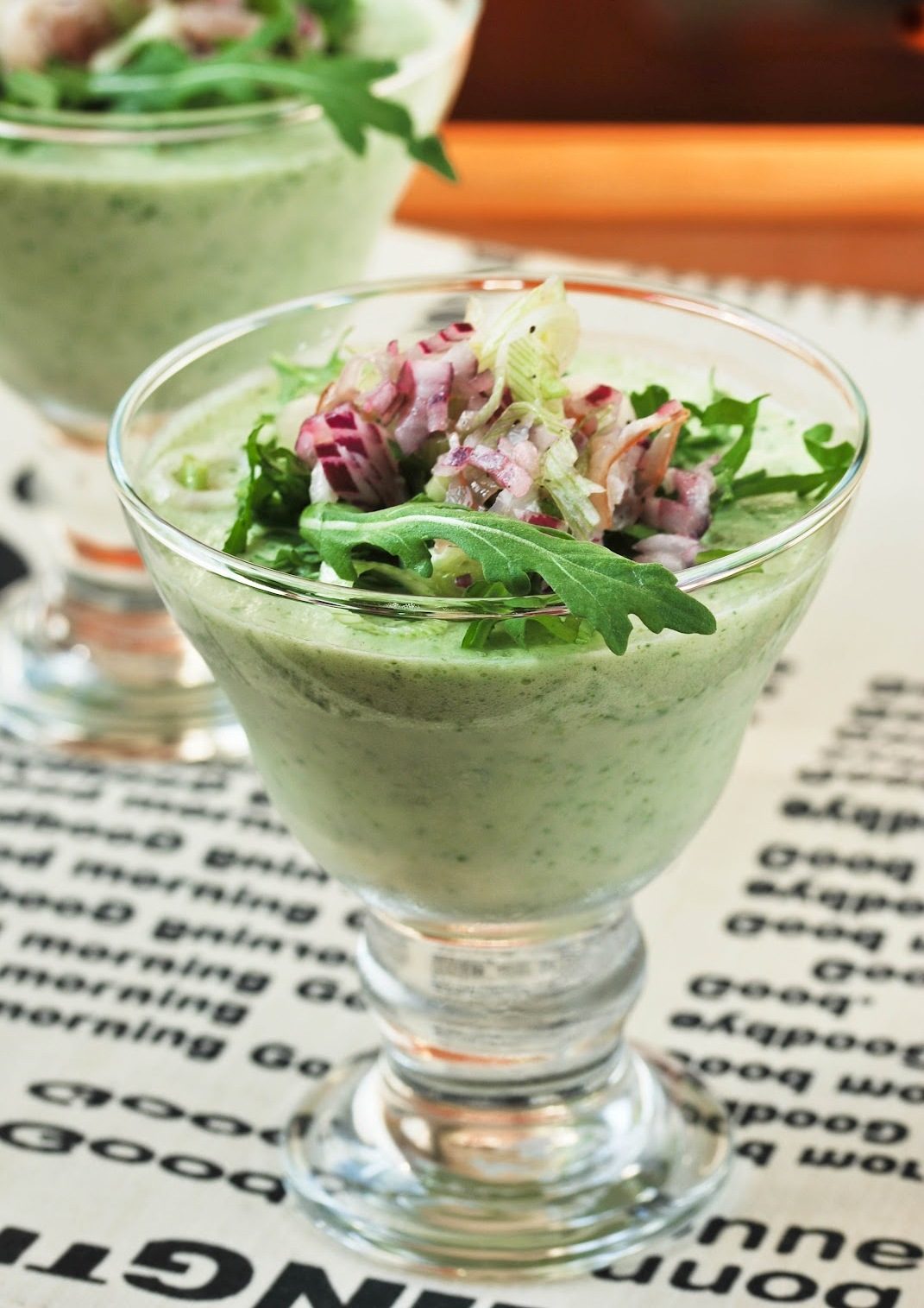 Mousse de espárragos con ensalada de jamón.