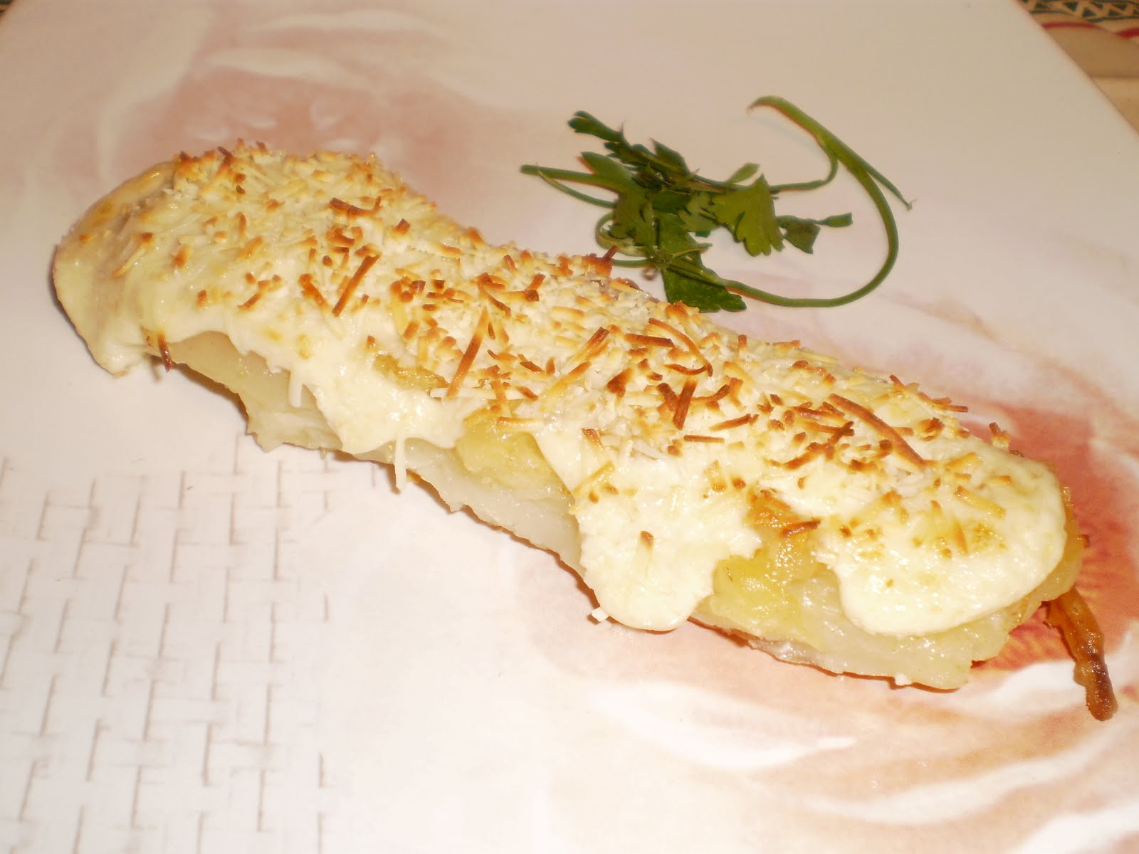 Espárragos rellenos de anchoas gratinados con holandesa