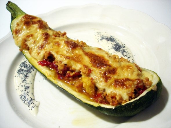 Fleisch gefüllte Zucchini