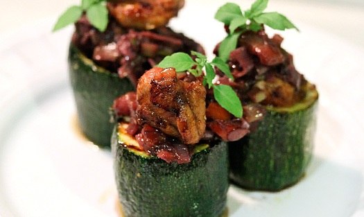 Calabacines rellenos de pisto de mencía y solomillos de pollo.